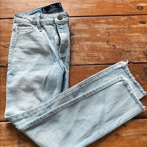 Hollister Women’s Light Blue High Rise Crop Slim Straight Jeans-Size 0 (W24-L21)